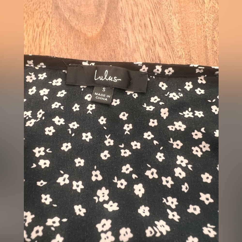 Lulu’s Black Floral Print Puff Shoulder Top Women’s Size Small - Picture 7 of 9